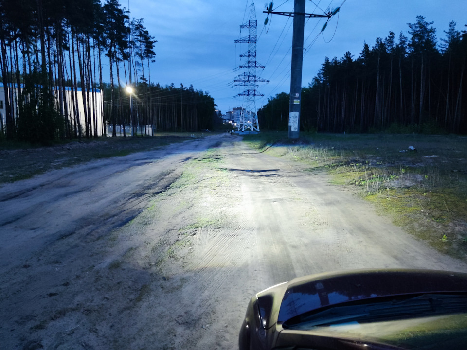 свет на грунте с песком в сумеречное время — Ford Focus Sedan II