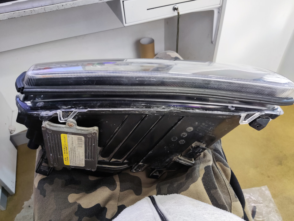 нижняя кромка стекла — Ford Focus Sedan II