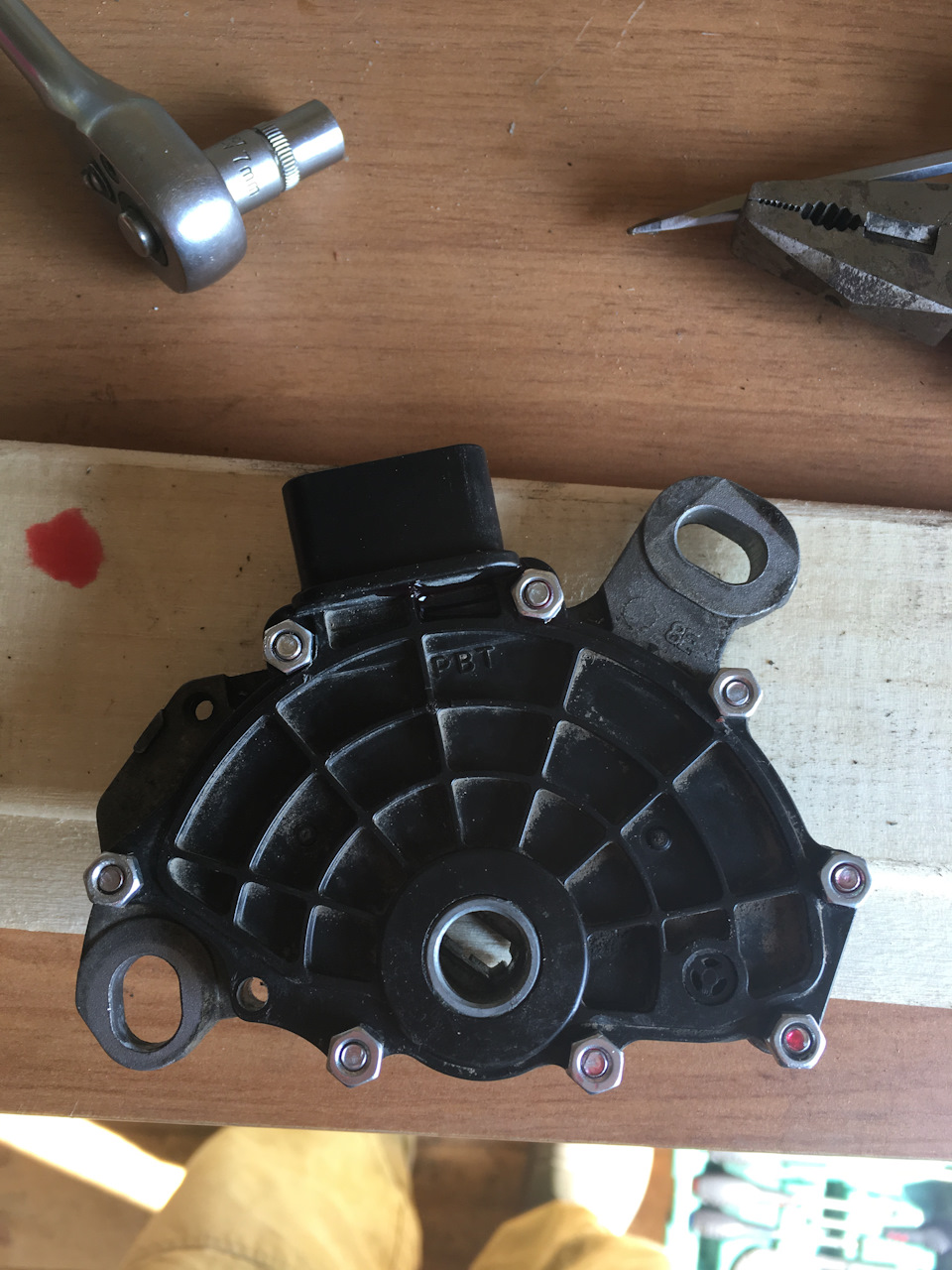 И собираем для этого я прикупил болты с гайками М4/16 и садил на фиксатор резьбы. — Opel Antara