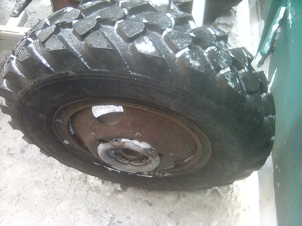 Вот и само колесо газона.Для соединения пришлось разрезать диск легковушки и вложить в центральное отверстие диска газ и заварить все.Теперь одевается штатно колесо на мост. — Chevrolet Niva (1G)