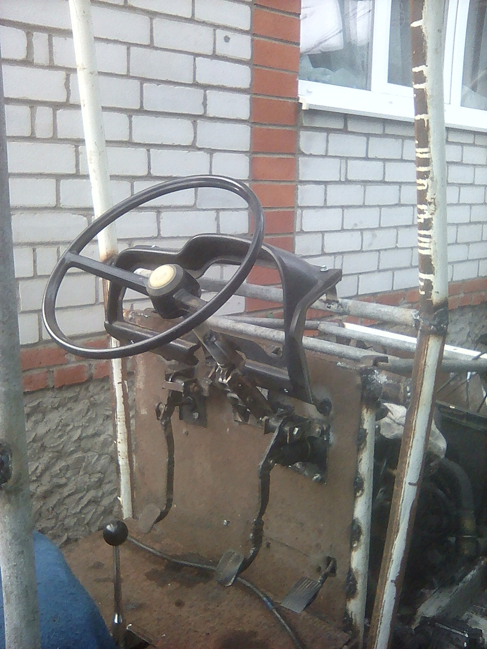 Панель пришлось обрезать и оставить самое главное.Тормоза будут только задние. — Chevrolet Niva (1G)