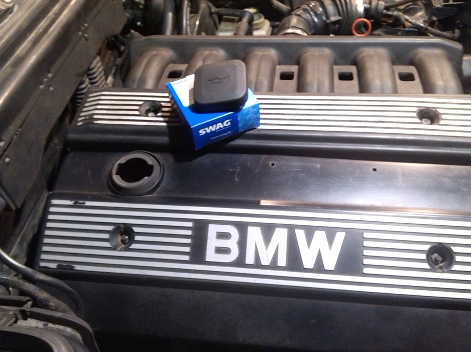 SWAG 20 22 0001 Крышка маслозаливной горловины — BMW 5 series (E34). Запчасти на фото: 20220001