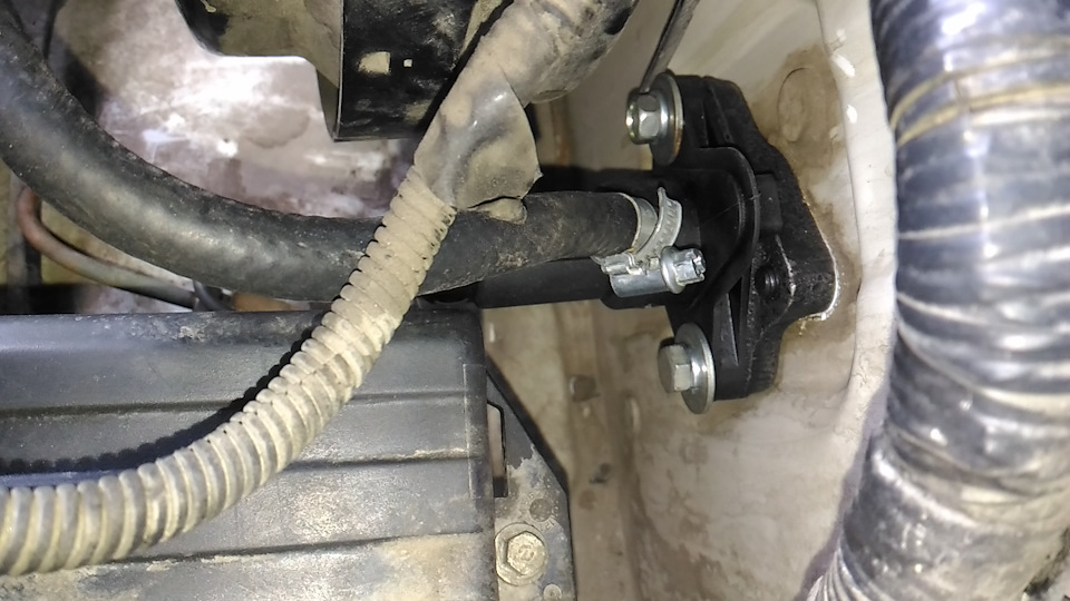 отрезаем шланг на 8 мм нужной длинны и крепим на ГЦС. — УАЗ Patriot