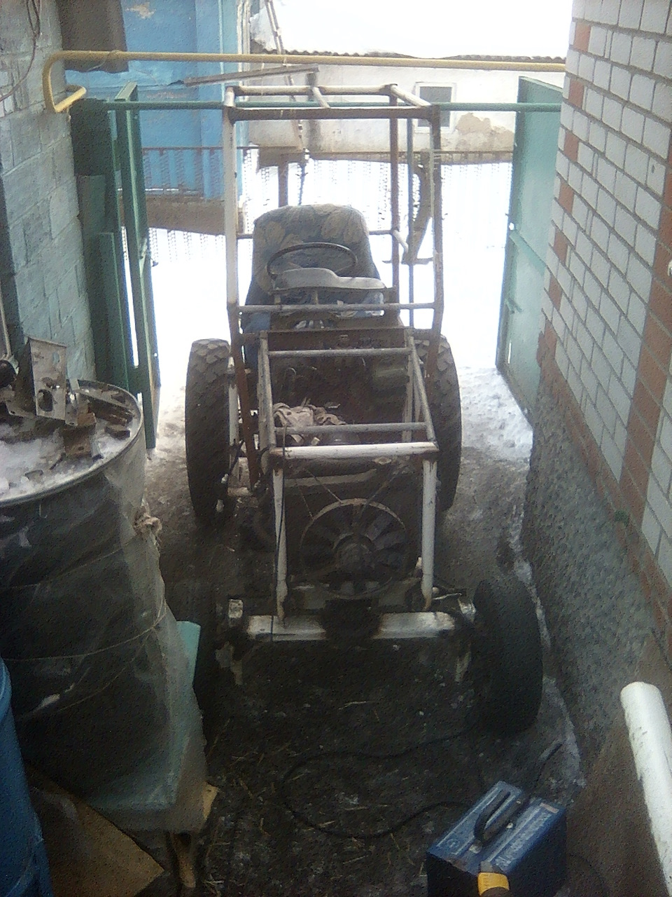 Сборка продолжается.Спереди для охлаждения поставили электро вентилятор от Волги, включается от датчика температуры. — Chevrolet Niva (1G)