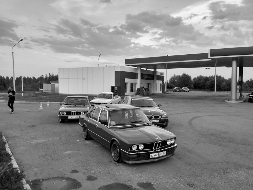 Возвращаемся домой тем же вечером — BMW 5 series (E12)