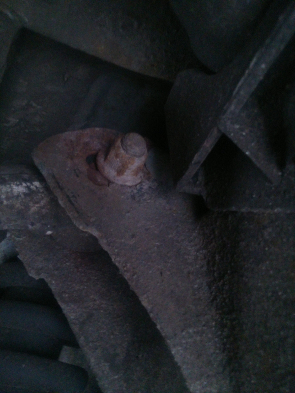 В заднем левом верхнем кронштейне рычага обнаружен разЪеб отверстия — оказалось регулировочное для развала. — Mercedes-Benz M-Class (W163)