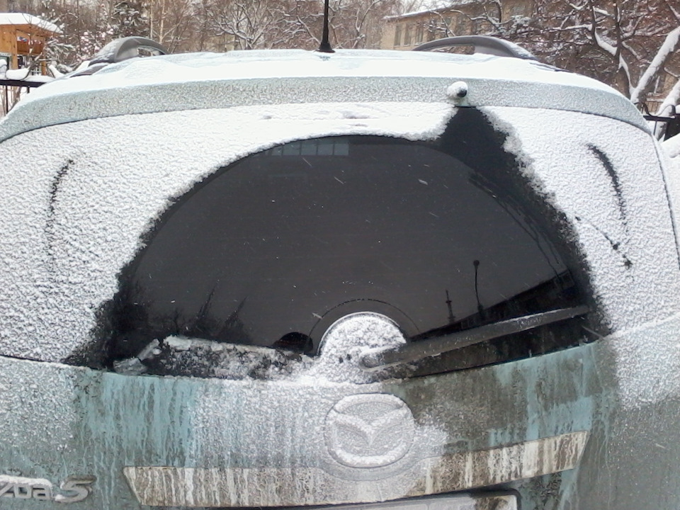 Тут стекло еще грязнее и со снегом — Mazda 5 (2G)