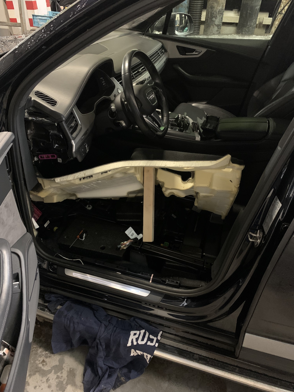 Снимаем водительское сиденье и под ковролином находим блок getaway — Audi Q7 (2G)
