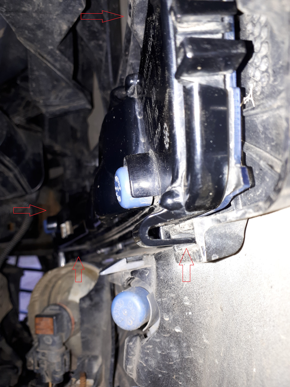 2. Фонарь держится на 4-ех защелках. Фару не снимал, Аккуратно левой рукой на ощупь, помогая отверткой отщелкнуть зажимы, правой рукой вталкивал фонарь внутрь бампера. — Ford Mondeo IV