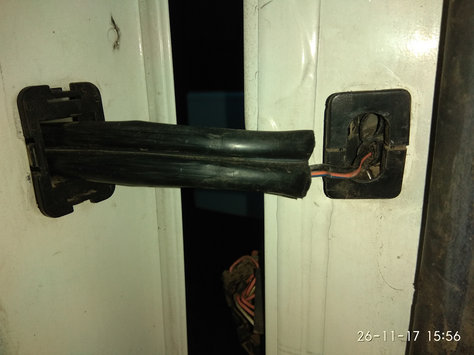 левая — Ford Transit (6G)