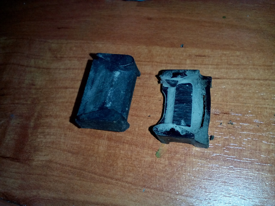 Слева новая деталь, справа родная — Toyota Wish (AE10)