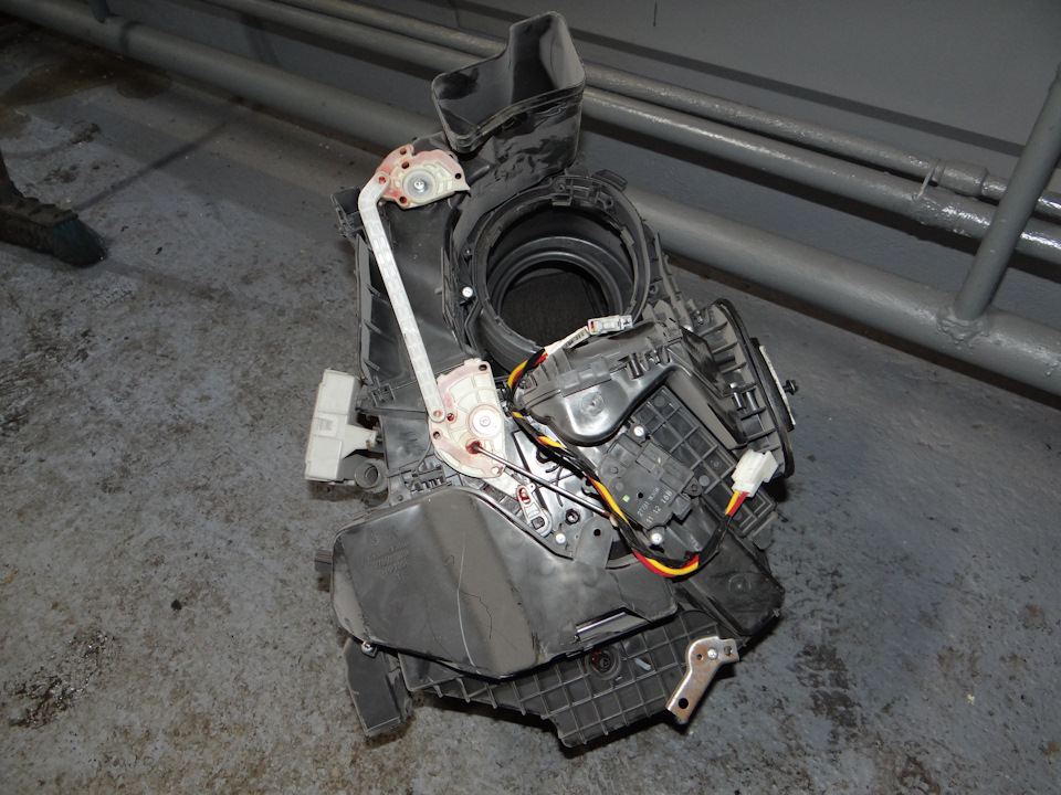 9. Корпус в боксе — Nissan Juke (1G)