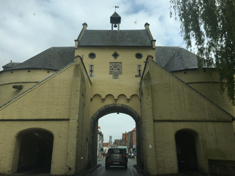 Колоритный въезд в город — BMW 3 series (F30)