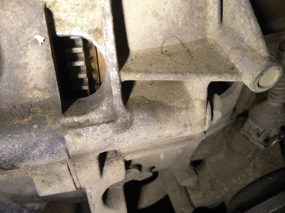 Вот в этом окне за зубья подводил маховик и метку. Напомню, тут желательно иметь крепкую отвёртку длиной не более 150мм, тогда она ни за что не будет цепляться — Audi A6 Avant (C4)