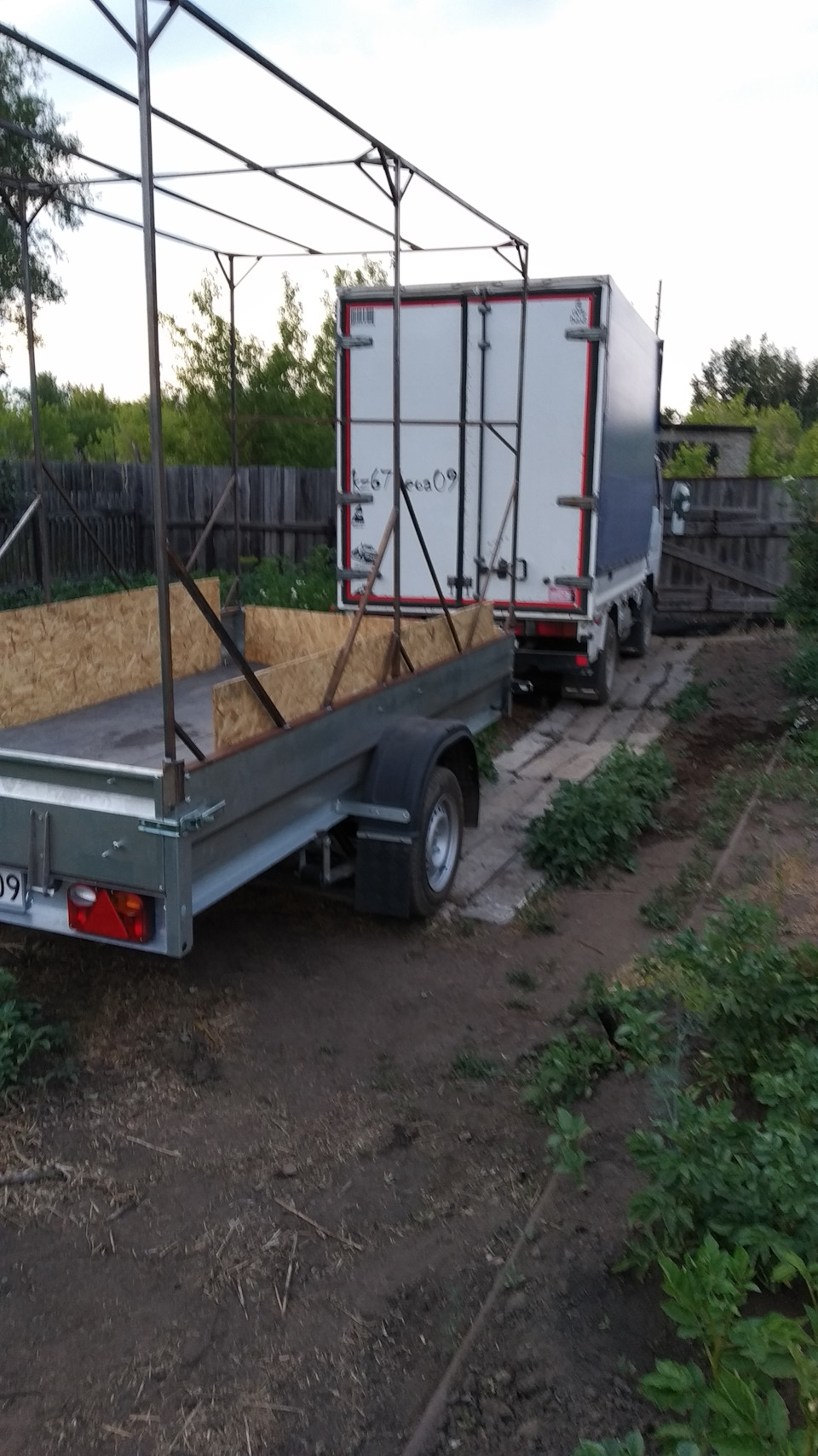 Вот так сцепка заходит и ворота закрываются — Isuzu Elf