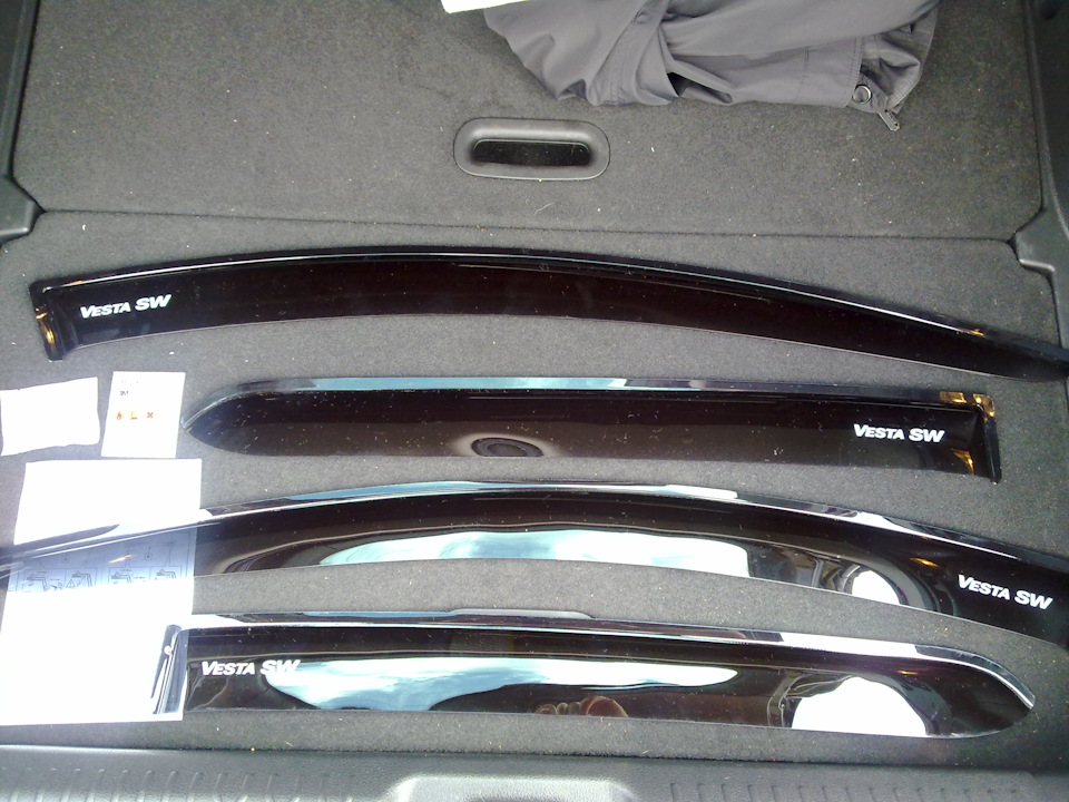 В комплекте лежала инструкция по наклейке, обезжиривающая салфетка и салфетка с праймером. — Lada Vesta SW Cross (1G)