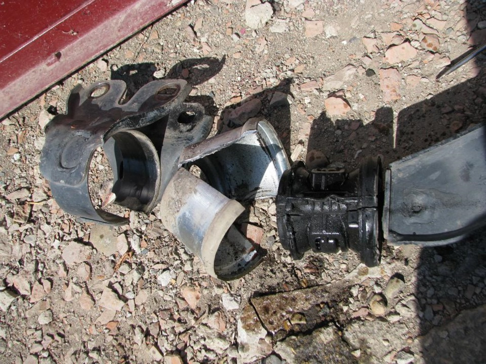 Есть исключения, например Moog также предлагают гидравлическую опору, но низкого качества. Moog FD-SB-5115 и FD-SB-5116 — Volvo S80 (2G). Запчасти на фото: FDSB5115, FDSB5116