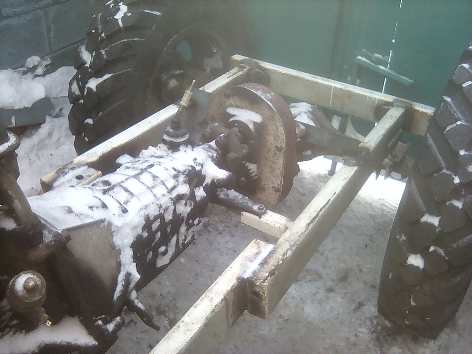 Так как коробка 2106 понижает, но слабо, было решено поставить понижающий редуктор.Самым оптимальным оказался с установки сельскохозяйственной.Лежал редуктор в сарае и пригодился.Понижение примерно 1\7.Тракторы летать на скорости негде, а мощность повысится. — Chevrolet Niva (1G)