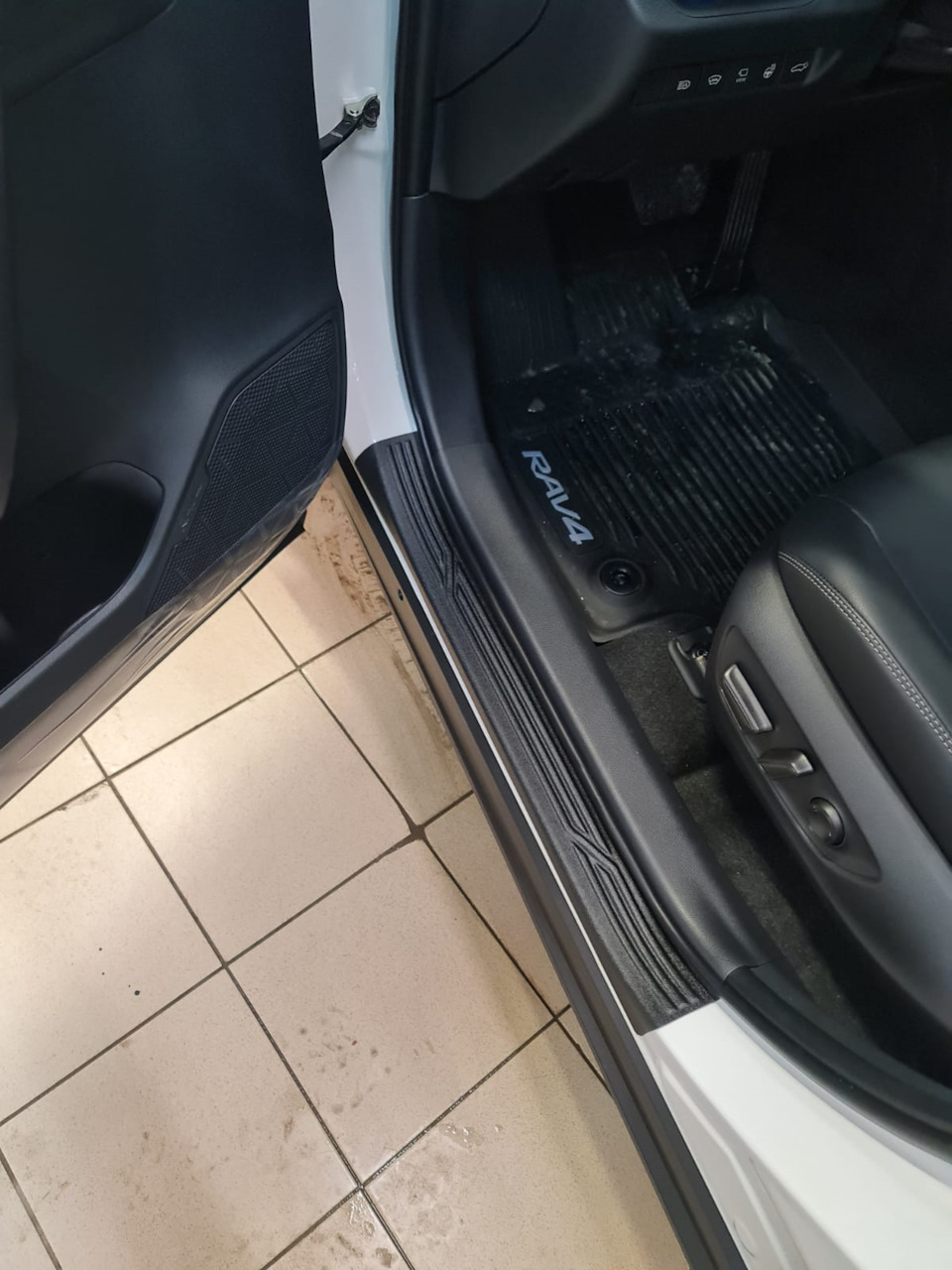 Фото в бортжурнале Toyota RAV4 (5G)