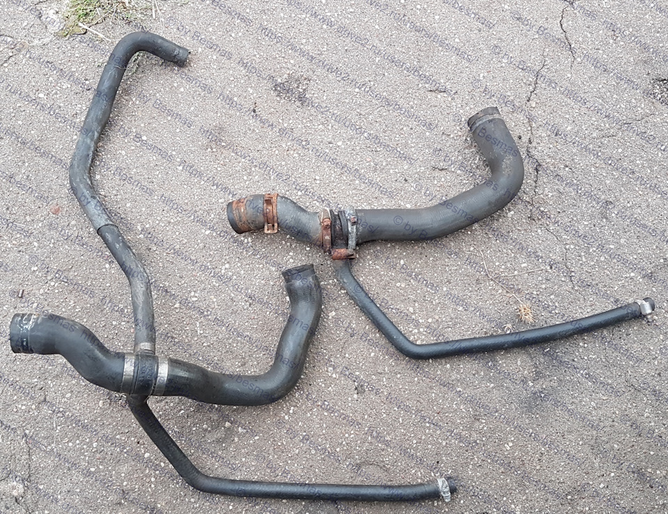 Отличия шлангов-тройников 4A0 121 101 N (справа) и 4A0 121 101 P (слева) — Audi A6 (C4). Запчасти на фото: 4A0121101N, 4A0121101