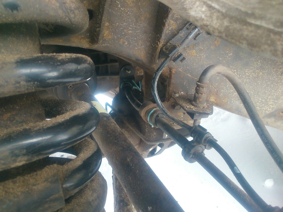 Тросики ручника протерлись почти насквозь. Уплотнил отрезками шланга и подвязал на проволочку. Да колхоз. — Mercedes-Benz M-Class (W163)