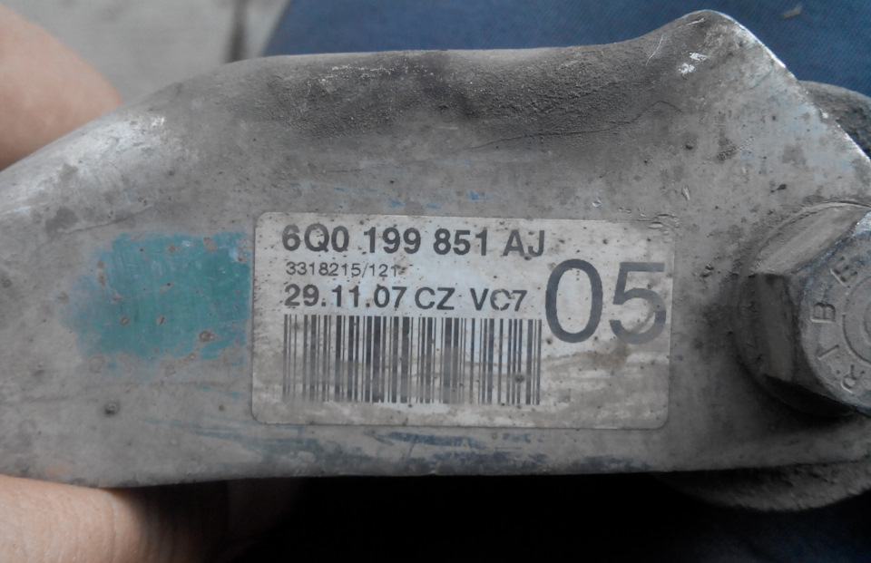 номер родной подушки. судя по дате производства, отходила она все 16600))) — Skoda Fabia Combi Mk1. Запчасти на фото: 6Q0199851AJ