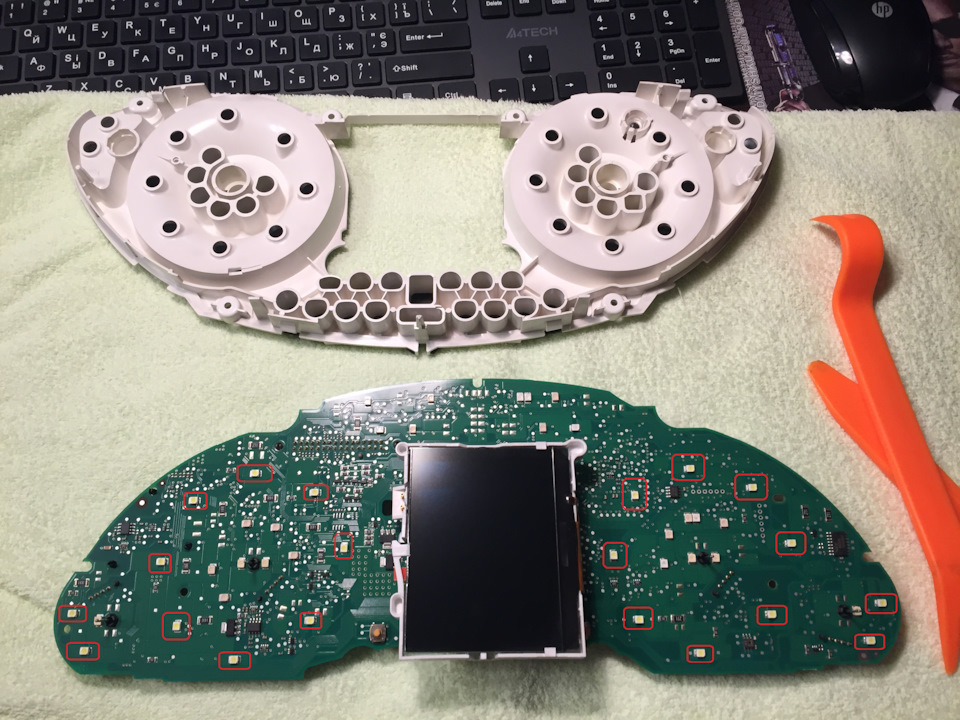 диоды подсветки Беру паяльник на 25 ватт, пасту и пропаиваю каждый диод (обведены красным). Контрольные лампы и подсветку стрелок я не трогал. <img src= — Audi A4 (B8)