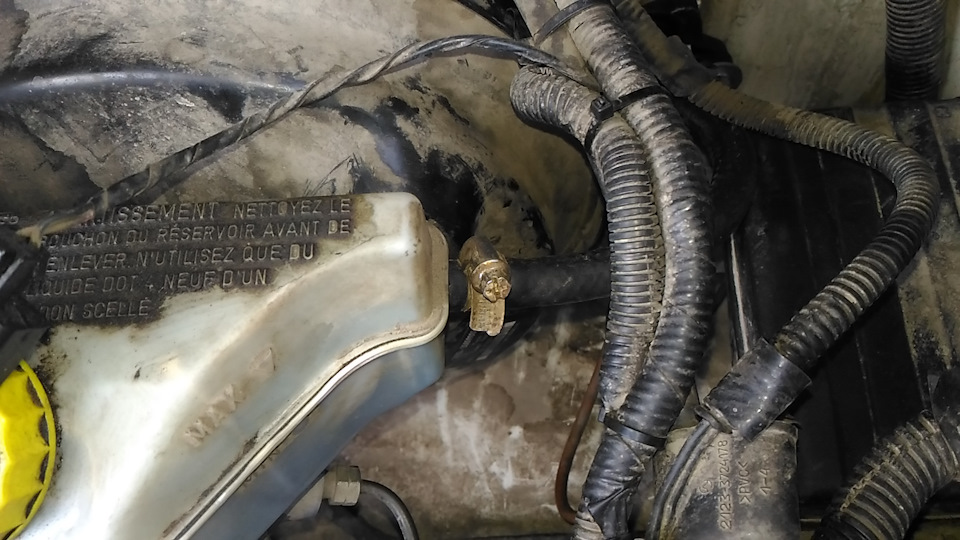 Крепим хомутом шланг идущий от ГЦС — УАЗ Patriot