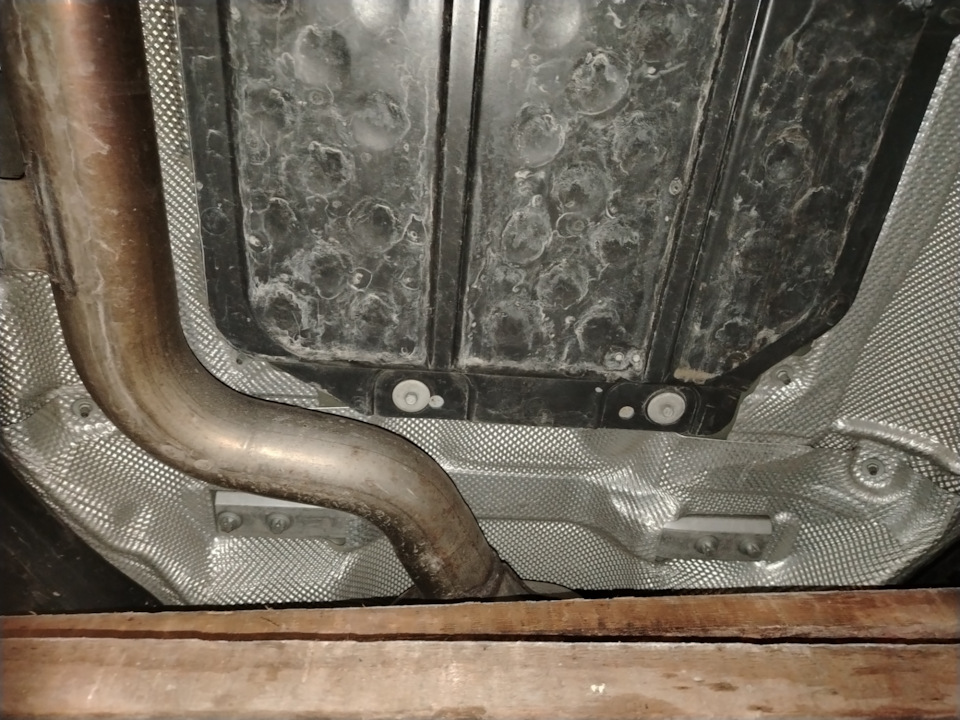 Вторая большая защита также на саморезах под 8 головку — Mercedes-Benz C-Class (W205)