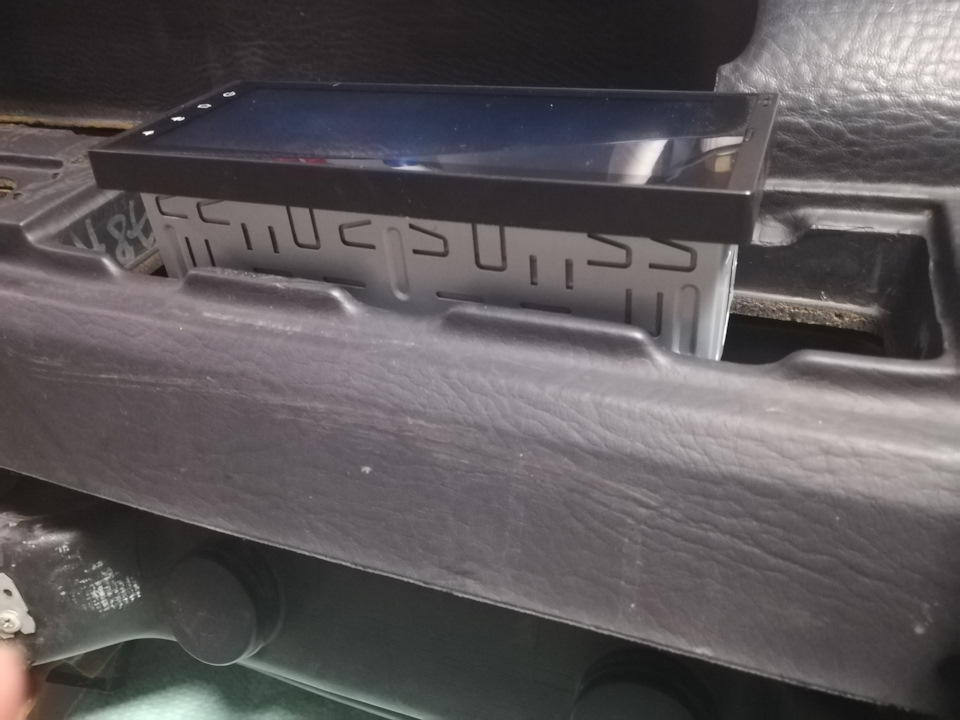 и вот так входит магнитола — Audi 100 Avant (C3)