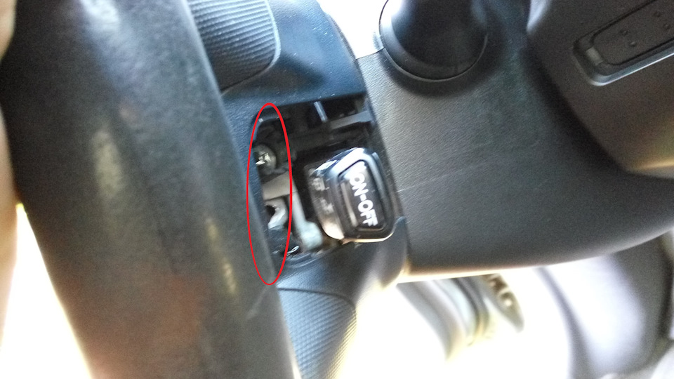 Здесь была правая заглушка (она же крышка для ручки круиз-контроля). Что бы аккуратно снять заглушки нужно ковырять со стороны ближе к водителю (отмечено на фотке). — Toyota Prius (20)