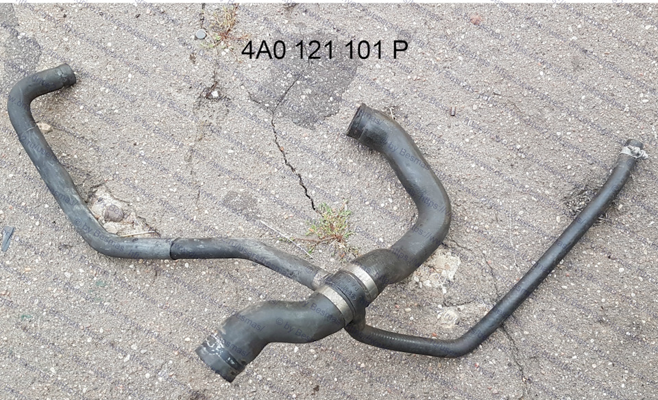 Модифицированный верхний шланг-тройник радиатора охлаждения, соединяет вторую транзитную трубу от ГБЦ и радиатор охлаждения, с дополнительным отводом для обратной магистрали котла автономного отопителя 4A0 121 101 P — Audi A6 (C4). Запчасти на фото: 4A0121101