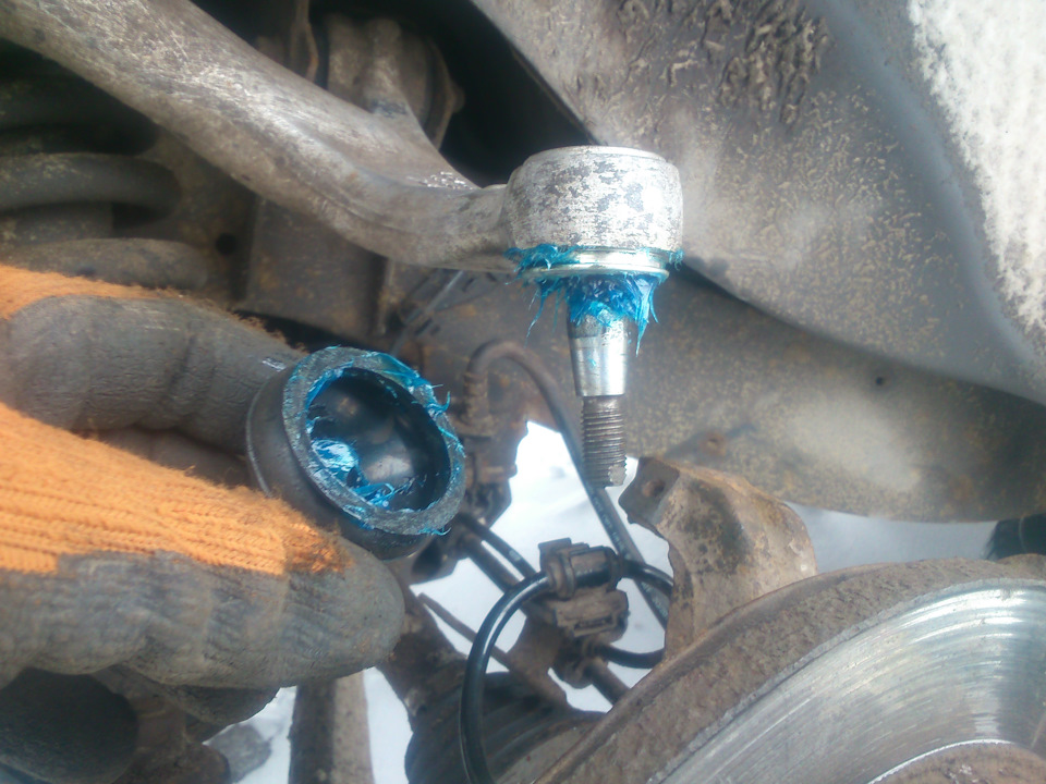 На заднем правом верхнем рычаге был порван пыльник. Решил сразу заменить. При откручивании самоконтрящейся гайки провернулся шестигранник — проточил УШМ-кой под рожковый ключ. — Mercedes-Benz M-Class (W163)