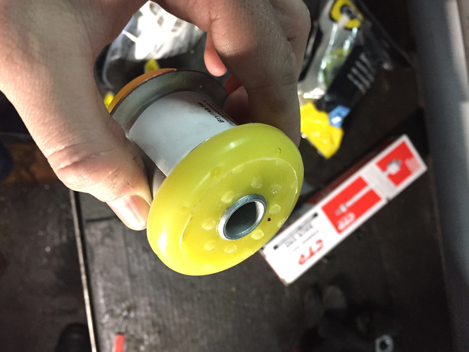 Вот вместе с этой внутренней втулкой рычаг гуляет и прокручивается — Honda Civic Hatchback (8G)