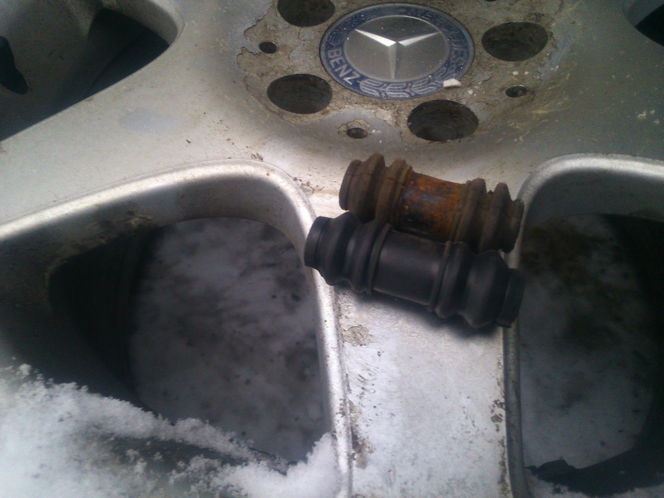 На задней направляйке обнаружил резинку с дырочкой — заменил на патрулевскую ))) только длиннее чутка. — Mercedes-Benz M-Class (W163)