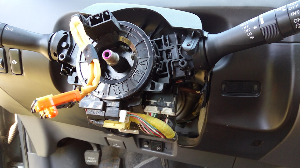 кожух снят, виден шлейф — Toyota Prius (20)