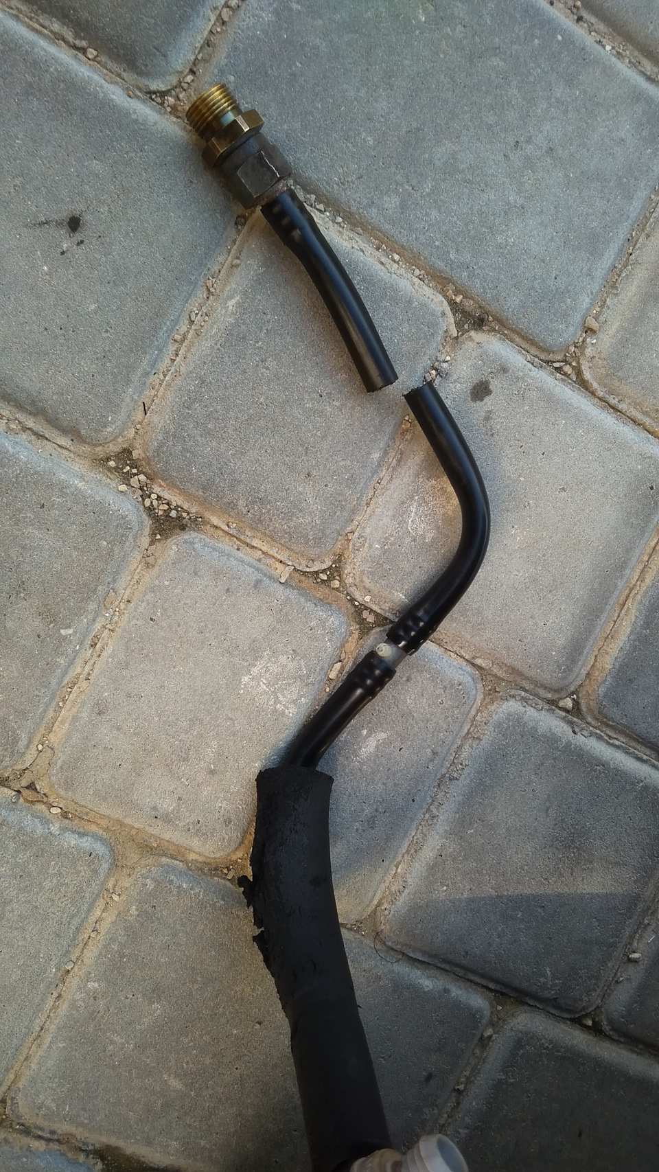 Две части трубки — SsangYong Kyron