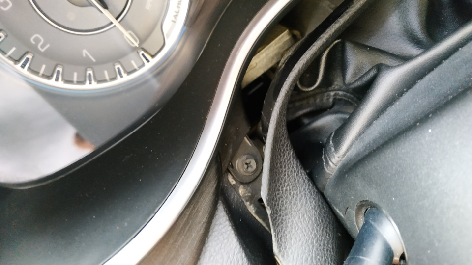 Затем с другой стороны выкручиваем второй болт… — Chrysler 200 (2G)