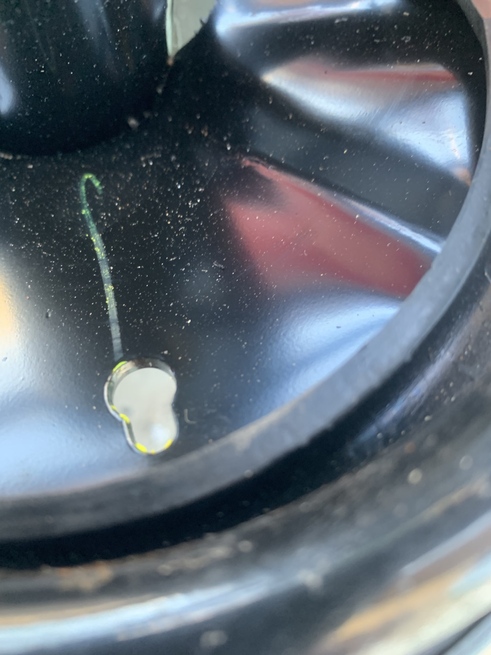 Вот то отверстие, с которым вроде как нужно совместить вырез на стакане. Но первый вариант мне больше понравился — Chevrolet Lacetti Sedan