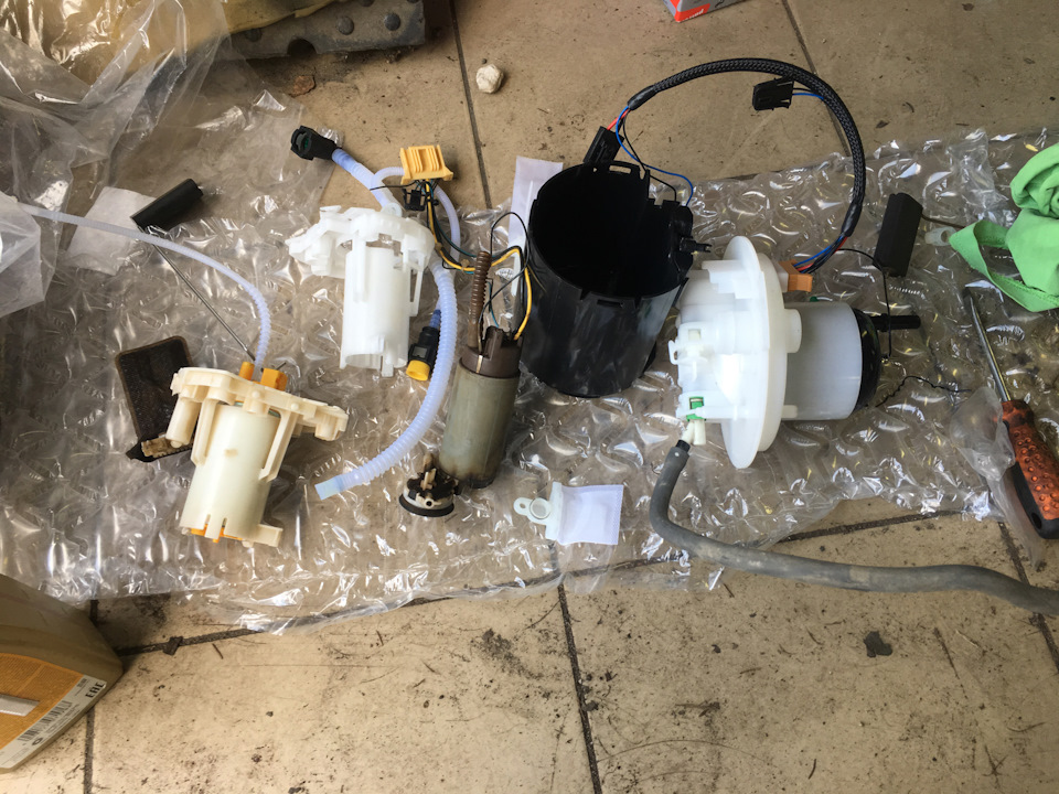 В итоге после примерки выяснилось что он просто туда не защелкивался, и штекер перекачки не подходил. Пришлось из двух собирать один, главное фильтр и сам насос поставить новый. В итоге после обратной сборки выяснилось что поплавок фигово работает. Показывает в 2 разв меньше топлива чем есть на самом деле . — Land Rover Freelander 2 (L359)