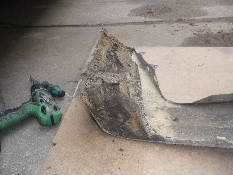 Ещё немного, и в Патруле вырос бы газончик. На покатушках набрали грунта — Nissan Patrol GR II (Y61)