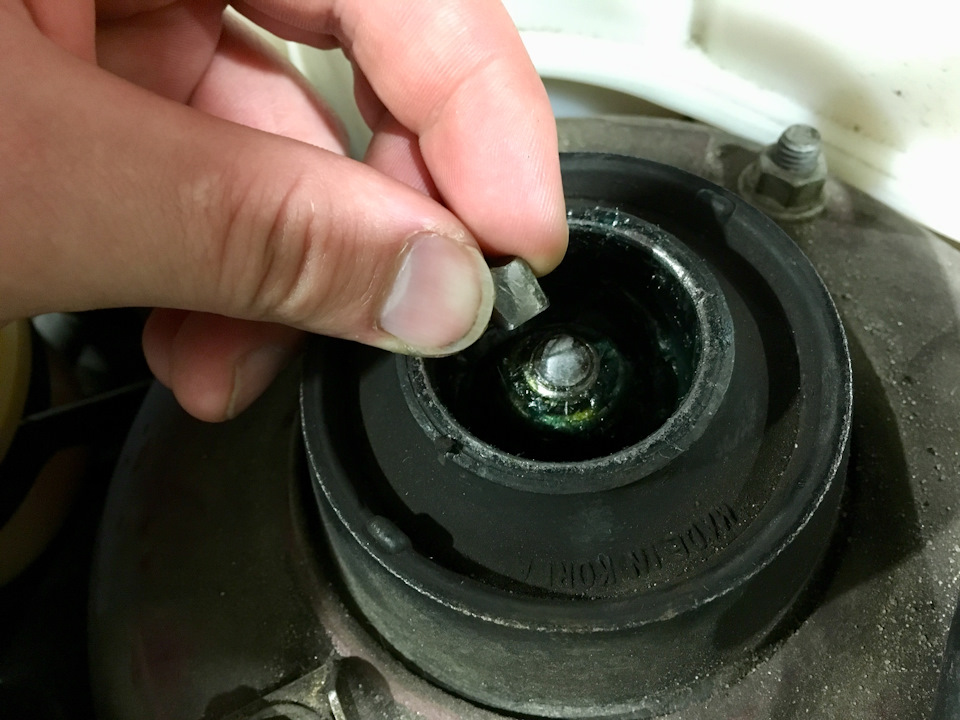 На правом штоке гайку еле открутил! А на левой стороне ждал сюрприз! Явно закручивали пневмоинструментом, чего делать категорически нельзя! — Daewoo Nexia (N150)