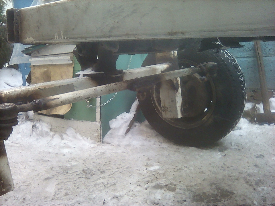 Так как подвески в тракторе нет, а передняя балка должна принимать не ровности дорог, то решено было её поставить на крестовины, взят хвостовик Мазовского кардана. — Chevrolet Niva (1G)