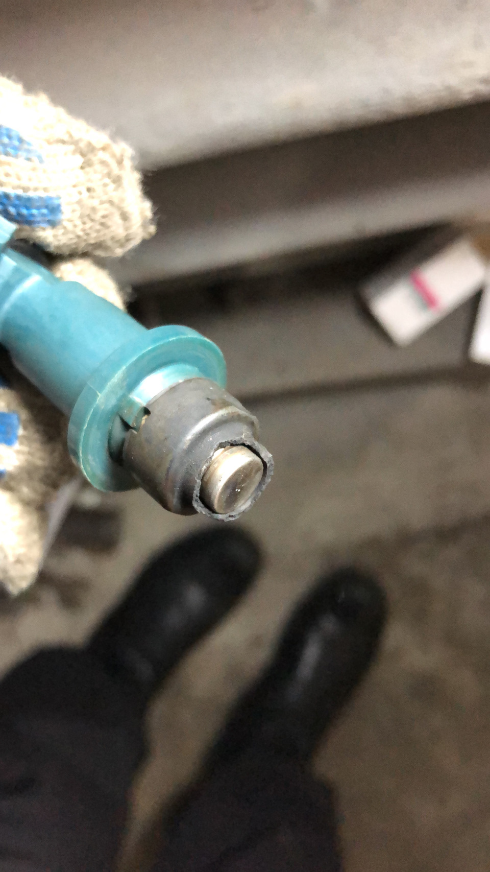 Часть распылителя форсунки осталась в распределителе коллектора — Lexus RX (1G)