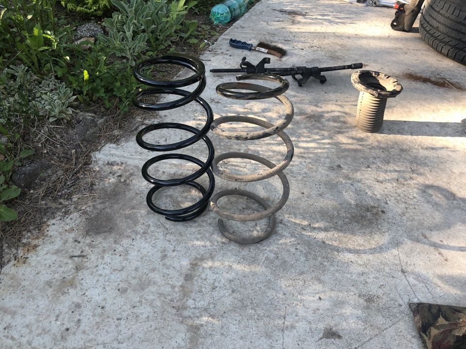 Новая и старая. По передним пружинам не было вопросов, но они наверное тоже за 12 лет устали — Toyota Camry (XV40)