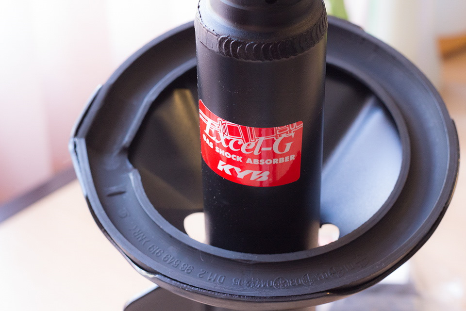 Проставка нижняя под пружину на своём месте. — Chevrolet Lacetti 5D. Запчасти на фото: B18829