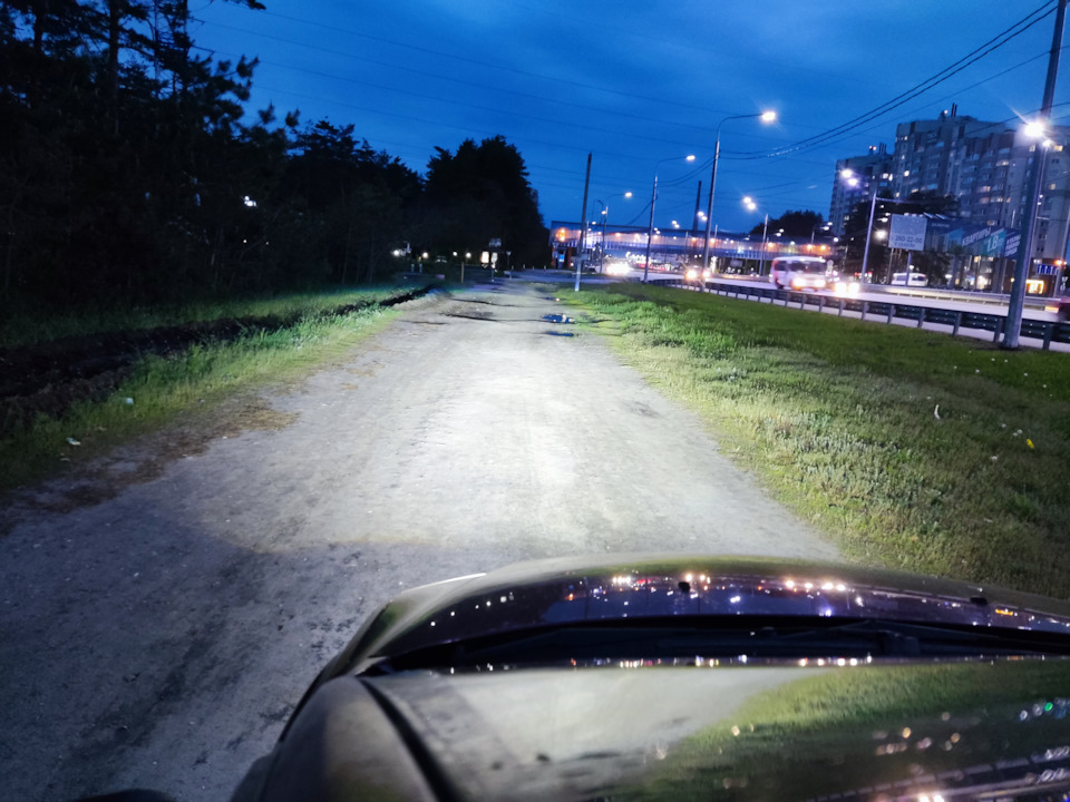 ближний на мокром асфальте с песком + фонарное освещение с дороги — Ford Focus Sedan II