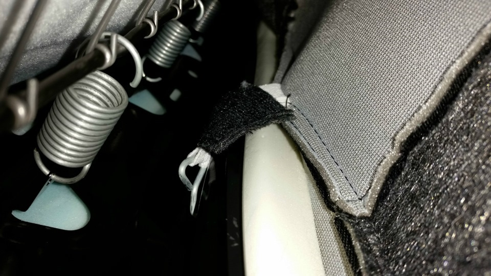 Не очень удачный ракурс, эти крючки лучше нащупать руками и все будет понятно. — Skoda Rapid (1G)