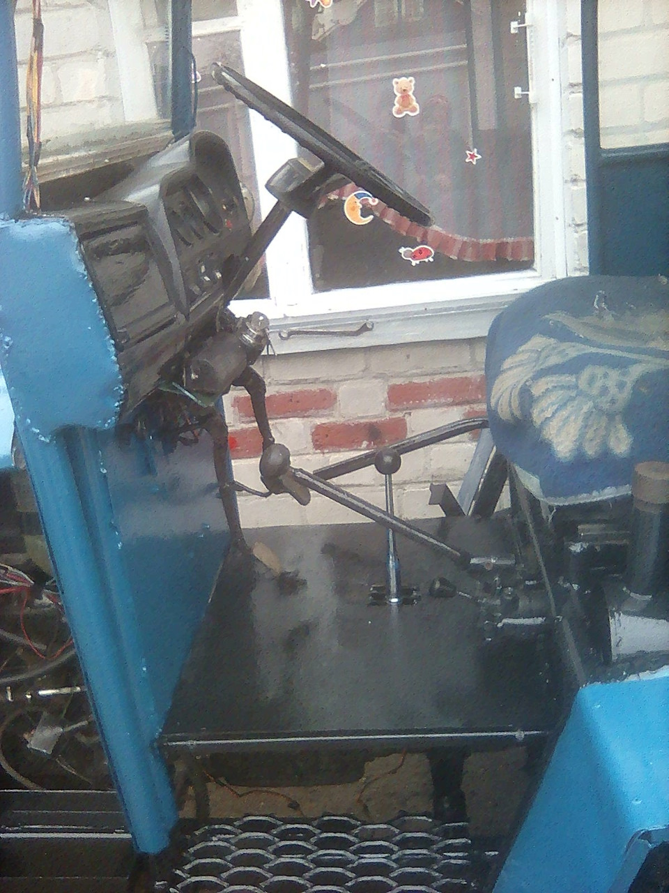 Поставили гидравлики с домкрата, для поднятия навески. — Chevrolet Niva (1G)