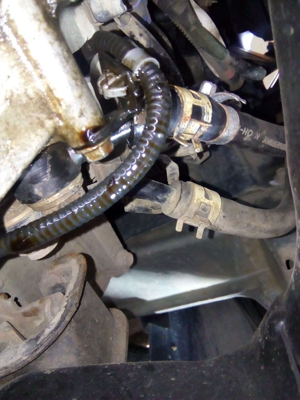 Подтекает из под верхнего шланга и стекает вниз на коробку, постоянно висят сопли — Honda Ridgeline (1G)